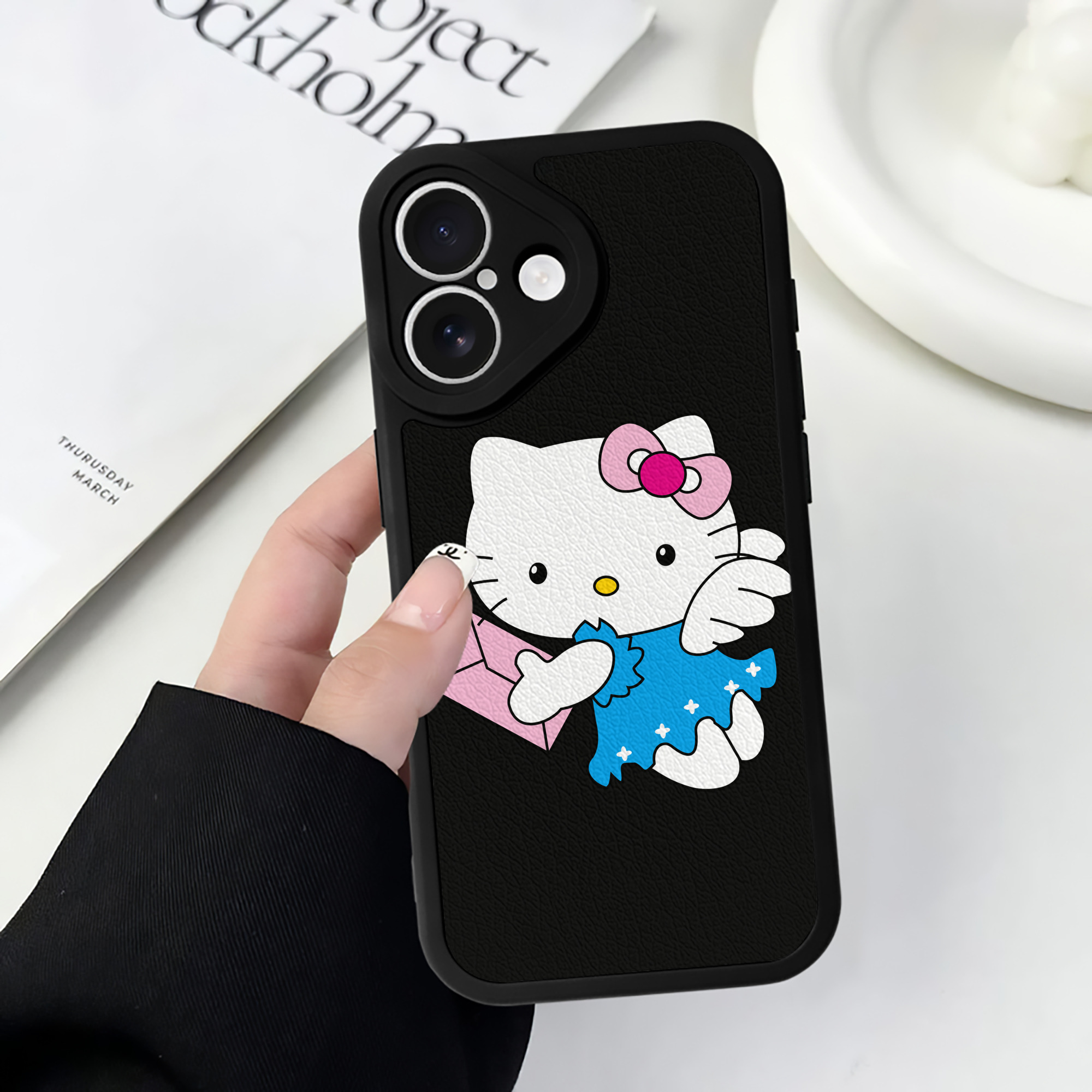 （画像用） Hello Kitty ハローキティ 【iPhone 16シリーズ対応】シリコンスマホケース（レザー調） 材質：シリコン